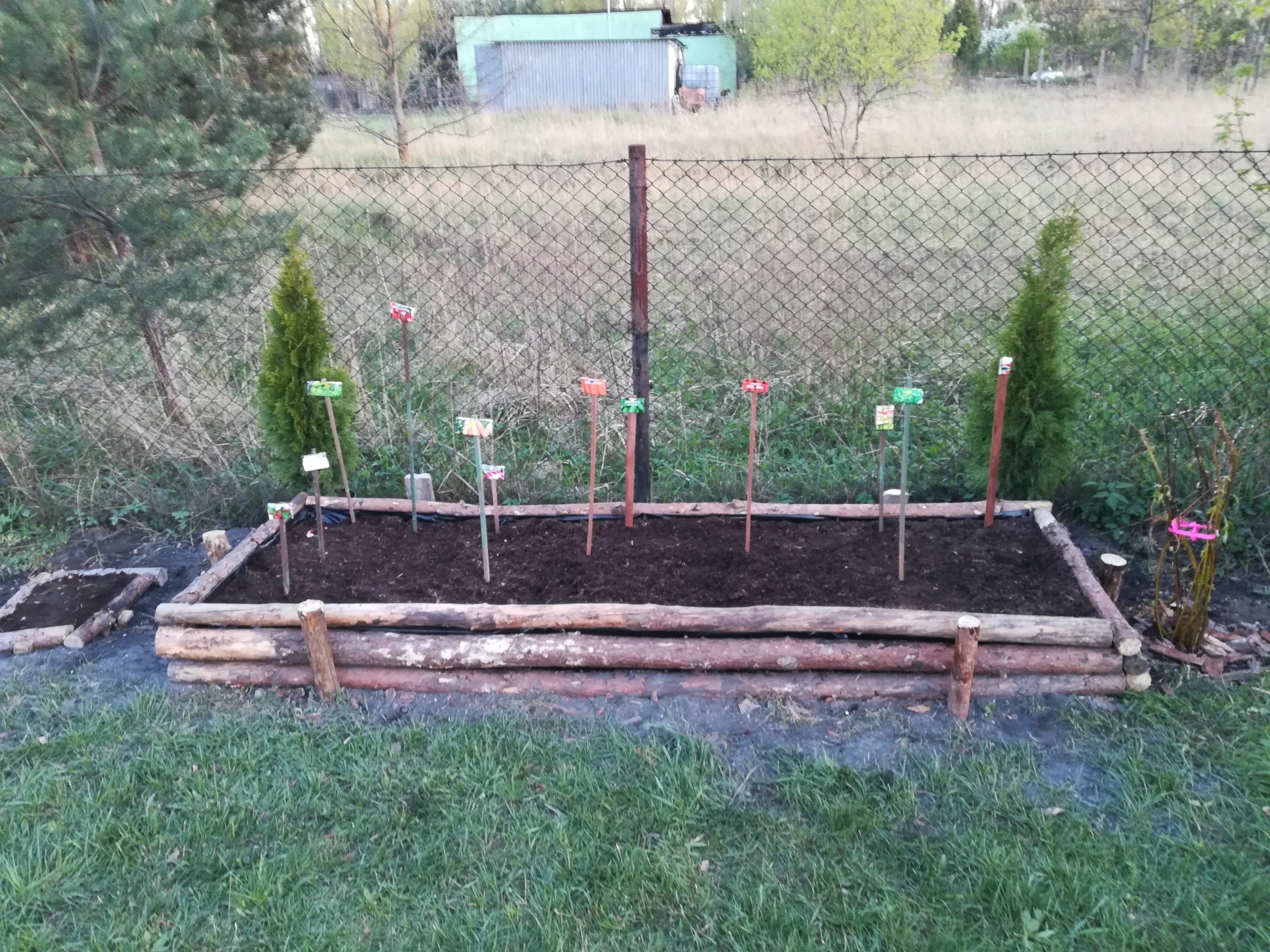 Po wysiewie — drewniana donica ogrodowa